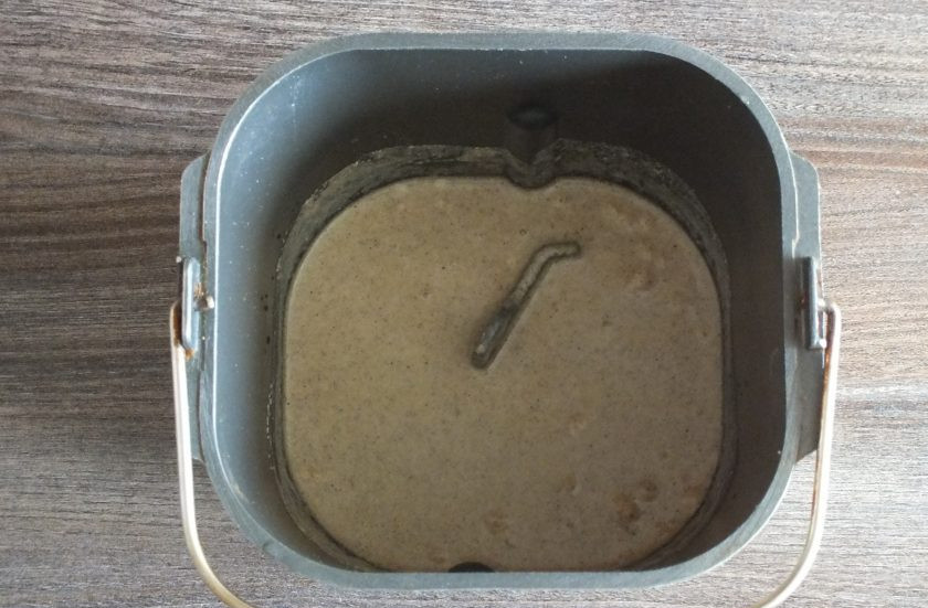 1. Этап. Амарантовый хлеб в хлебопечке: Перемешайте и оставьте на столе на 15 минут под полотенцем.