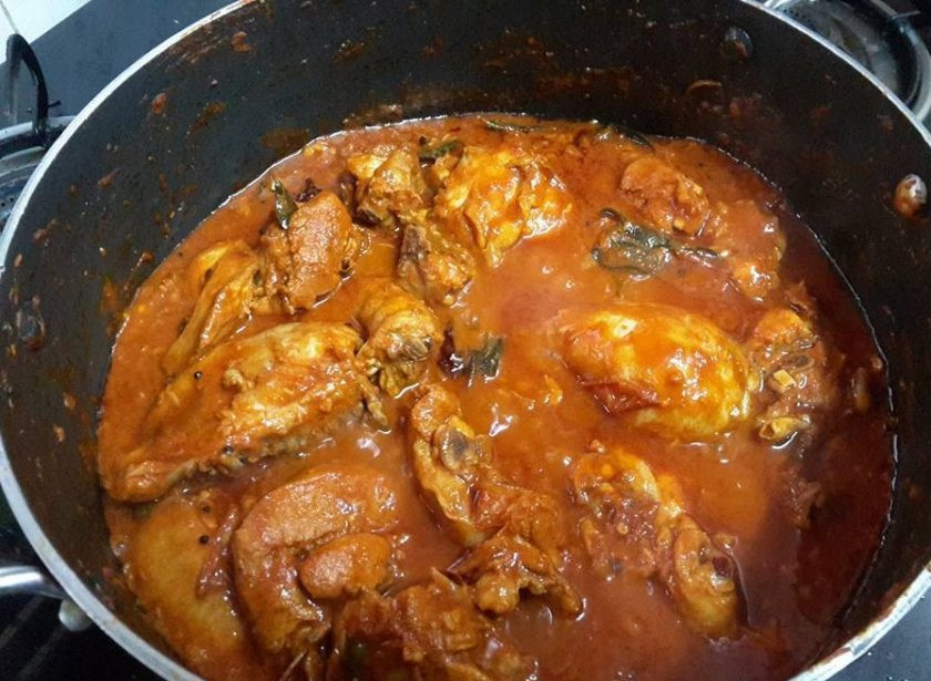 1. Этап. Пряный карри с курицей: 6. Протушите мясо в течение 5-7 минут.