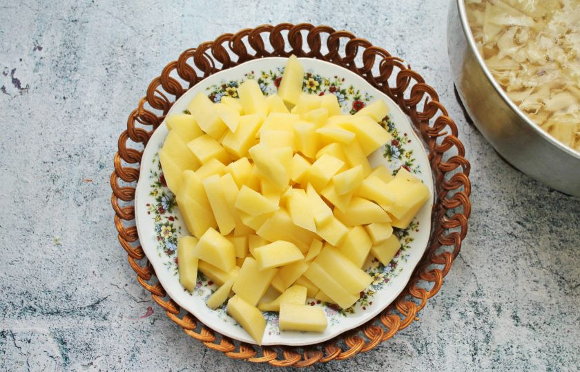 1. Этап. Борщ из оленины: Картофель почистите и порежьте кубиком, выложите в суп и варите в течение 10 минут.