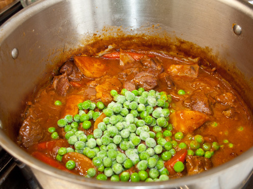 1. Этап. Мясное рагу с картошкой: 8. Примерно за 5-7 минут до готовности можно добавить еще зеленый горошек. Вот и все, мясное рагу с картошкой в домашних условиях готово и блюдо можно подавать к столу.