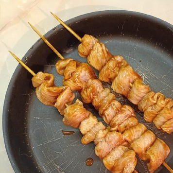 1. Этап. Куриные спиральки: После этого наколоть ломтики мяса на шпажки в виде гармошки, уложить шпажки на форму и сверху смазать остатками соуса.