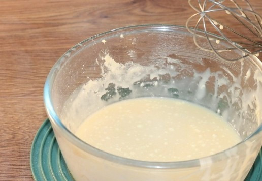 1. Этап. Шоколадное печенье с черешней на сгущенке: 5. Добавляем в масляную смесь: ванилин, взбитое куриное яйцо и сгущенку (150 г). Перемешиваем до однородности массы.