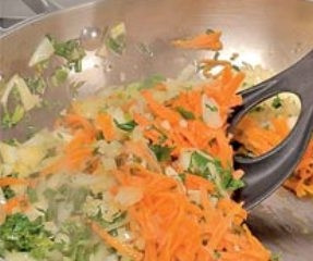 1. Этап. Макаронная запеканка с фаршем: В сковороде разогрейте растительное масло, а затем в течение 6 минут обжаривайте лук и морковь. После этого добавьте в сковороду чеснок и петрушку и жарьте еще 1 минуту.