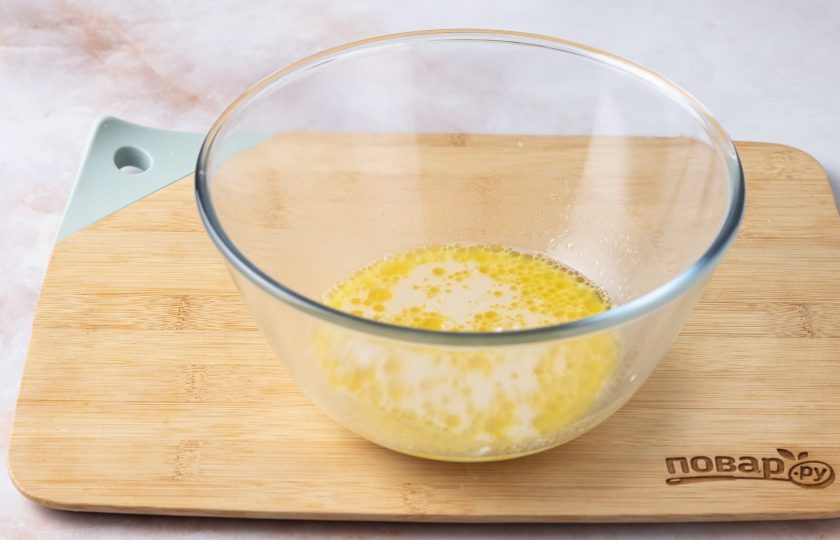 1. Этап. Зерновой хлеб на дрожжах: После добавьте соль и растительное масло. Размешайте, чтобы соль растворилась.