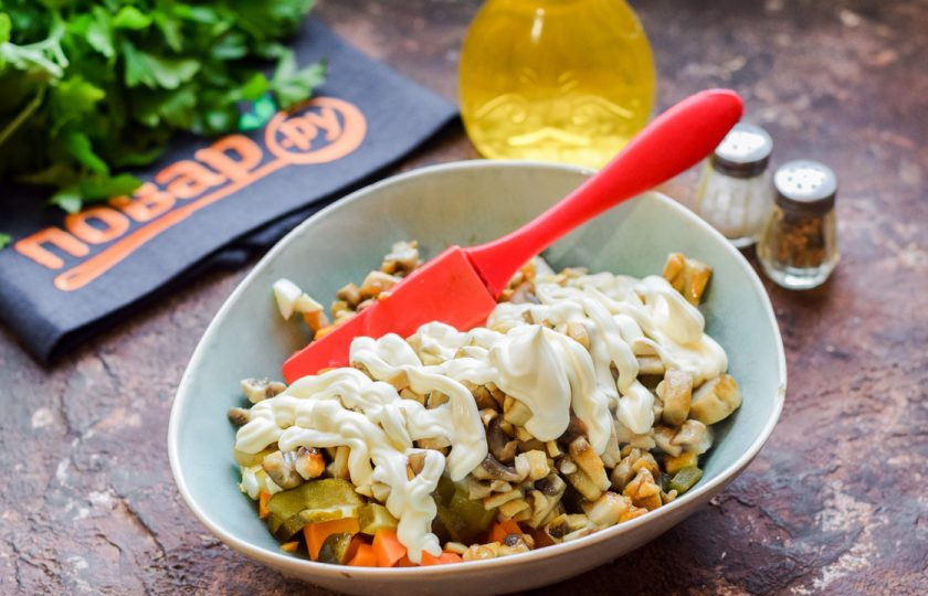 1. Этап. Салат Зимний с шампиньонами: Добавьте в салат жареные грибы, майонез, соль и перец. Перемешайте все и подавайте салат к столу.