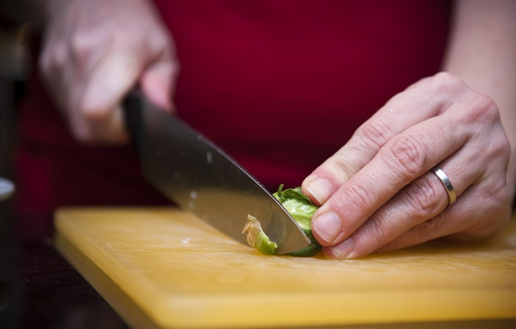 1. Этап. Брюссельская капуста запеченная: Промойте брюссельскую капусту и отрежьте хвостики.