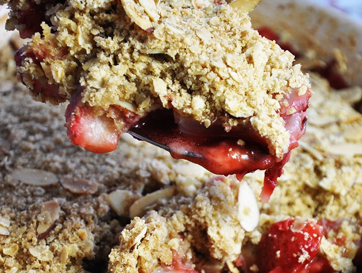 1. Этап. Клубничный крамбл: Разогрейте духовку до 175 градусов и выпекайте крамбл в течение 40 минут. На стол подавайте в теплом виде с шариком мороженого.