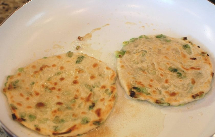 1. Этап. Лепешки на сковороде с зеленым луком: 10. Нагрейте сковороду с растительным маслом, добавьте в нее луковые лепешки и обжарьте их до золотистой корочки в течение 2 минут. Затем переверните лепешки и готовьте еще 1-2 минуты.