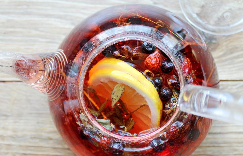 1. Этап. Травяной настой с рябиной, шиповником и медом: Выложите в настой ломтики лимона и дайте постоять еще 15 минут. После этого добавьте в него мед, перемешайте и подавайте к столу.