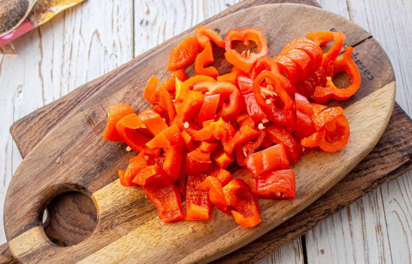1. Этап. Лобио с курицей и красной фасолью: Сладкий перец очистите от семян. Мякоть нарежьте тонкими полосками.