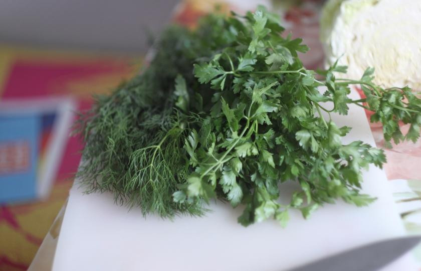 1. Этап. Борщ на бобах: Нарубить зелень.