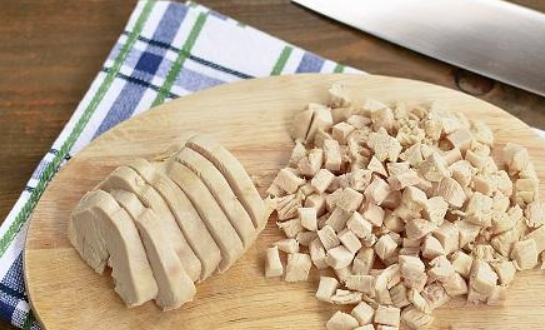 1. Этап. Фасолевый салат с курицей: Куриное филе варим до готовности в подсоленной воде. Затем даем филе остыть и нарезаем кубиками.