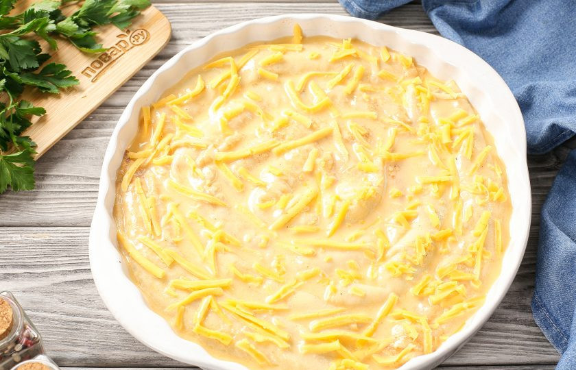 1. Этап. Блинный пирог с курицей и грибами Улитка: Залейте блинчики с курицей и грибами заливкой, посыпьте отложенным ранее тёртым сыром.