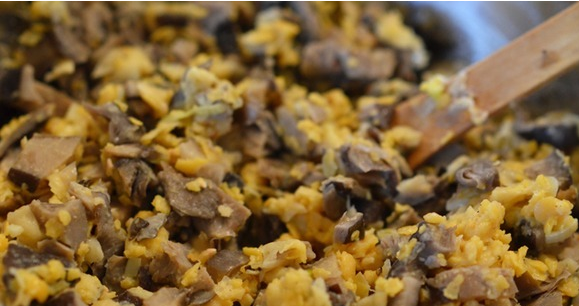 1. Этап. Пирог из лаваша с кефиром: 1. Грибы обжарим на сковороде вместе с измельченным луком. Специи - по вкусу. Далее перемешаем до однородности смесь со сковороды с пюре.