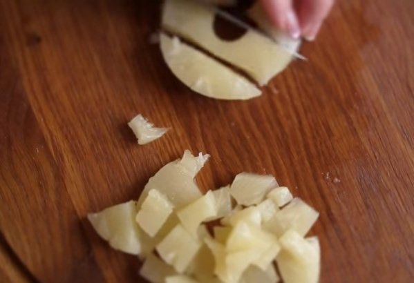 1. Этап. Салат Дамский с ананасом: 3. Ананасы измельчите ножом на небольшие кусочки.