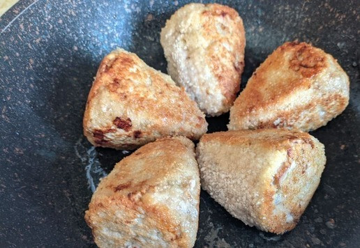 1. Этап. Котлеты Космос: Далее убавляю огонь до среднего. Обжариваю до золотистости котлеты со всех сторон. В данном случае их четыре, плюс - основание.