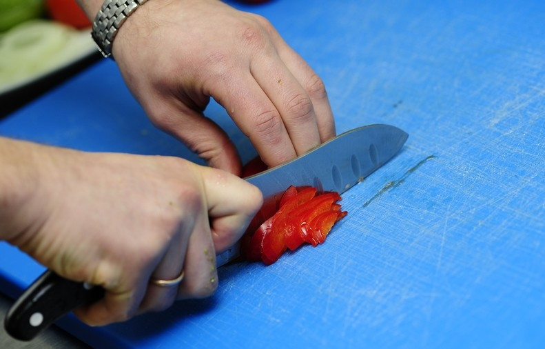 1. Этап. Салат из капусты брокколи: Перец промываем, вырезаем семена и мелко нарезаем.