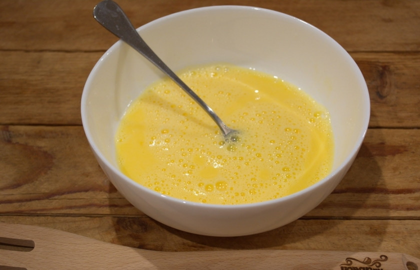 1. Этап. Ленивая ачма: Вливаем молоко, взбиваем снова. Пышной пены добиваться не следует, просто все хорошо смешайте.