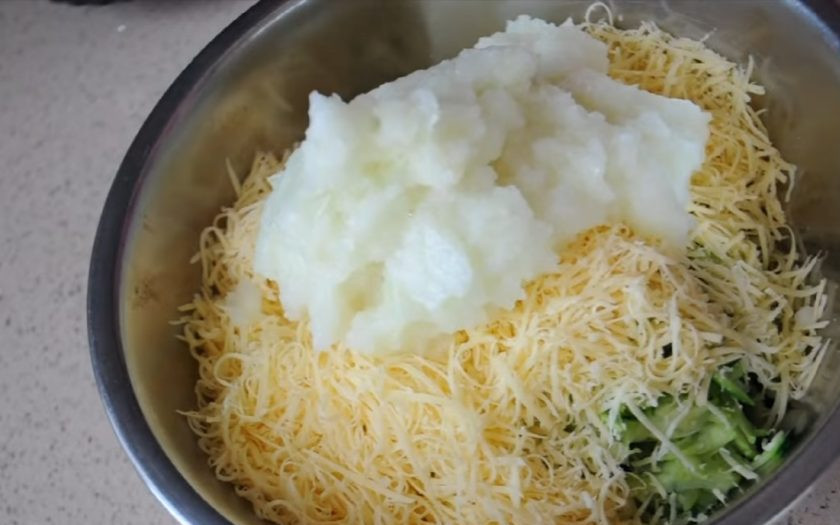 1. Этап. Летний пирог с кабачками и сыром: 1. Смешайте натертый на крупной терке кабачок, натертый на мелкой терке сыр и лук, измельченный в блендере.