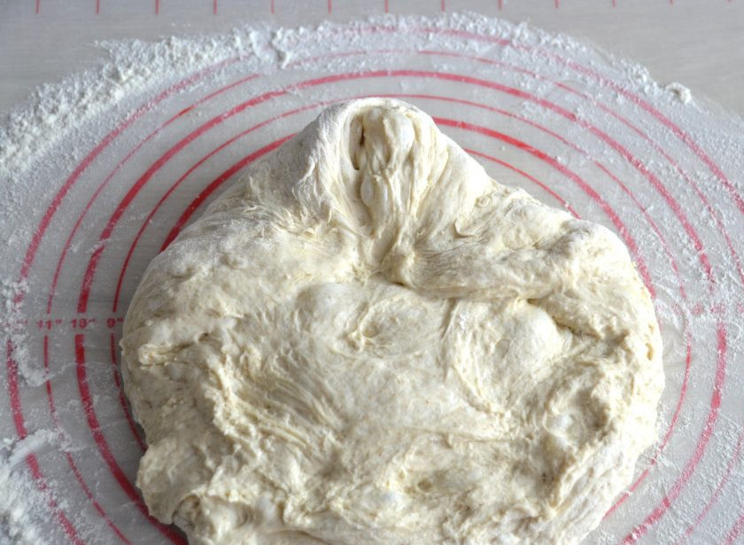 1. Этап. Пшеничный хлеб на ржаной закваске: Приступите к формированию хлеба. Растяните слегка тесто в пласт, подверните верхние уголки теста навстречу друг другу.