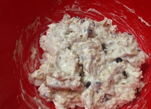 1. Этап. Легкое печенье с кокосом, орехами и шоколадом: 7. И аккуратно перемешиваем.