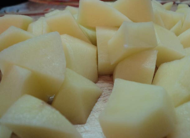 1. Этап. Свинина, тушенная в пиве: Картошку тем временем почистите и порежьте.