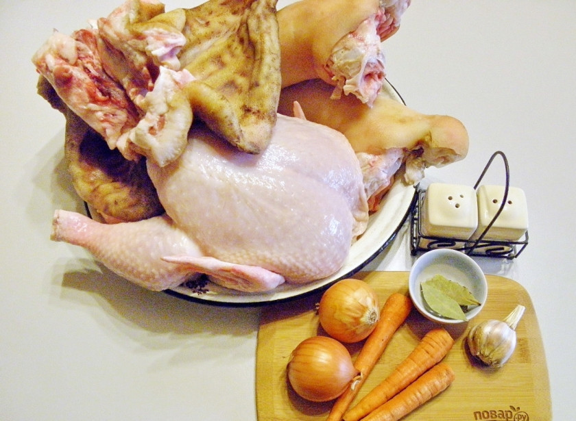 1. Этап. Холодец классический: Подготовьте продукты для холодца. Специи и овощи отложите пока в сторону, они понадобятся позже. Замочите ножки и ушки в воде с добавлением уксуса, его нужно немного, только чтобы убрать запах свинки. Также вода не должна быть ледяной, пусть будет теплой или комнатной температуры, тогда грязь легко потом отчистится. Оставьте их на часик.