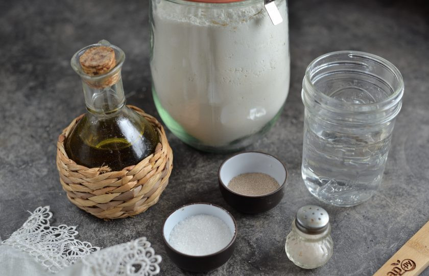 1. Этап. Пицца Каприччио: Подготовьте все необходимые ингредиенты для приготовления теста. Ингредиенты даны на две пиццы диаметром около 30 сантиметров.