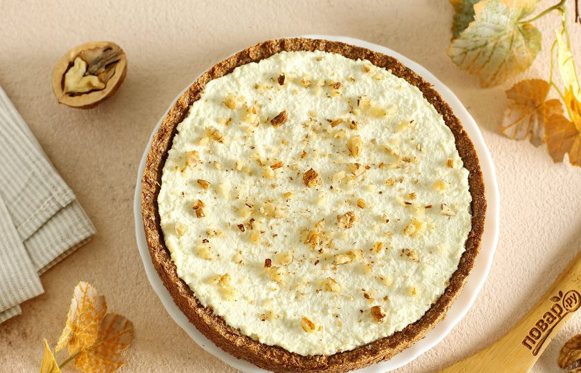 1. Этап. Творожный пирог по Дюкану: Форму для выпечки (у меня 18 см. в диаметре) смажьте маслом. Выложите отруби и тщательно утрамбуйте их руками, формируя бортики. Поставьте форму в разогретую до 175 градусов духовку и запекайте основу 10 минут.