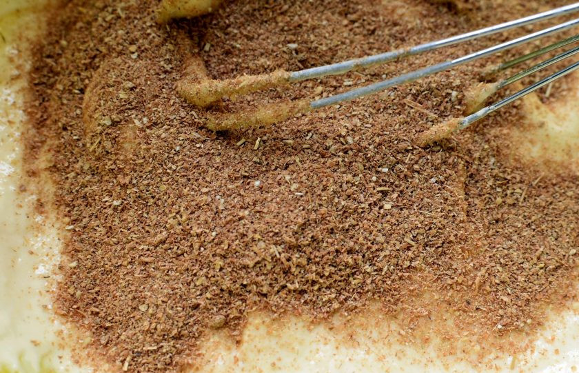 1. Этап. Заливной пирог с курицей и рисом: Всыпьте просеянную с содой муку, добавьте отруби. Легко вымешайте довольно жидкое тесто.