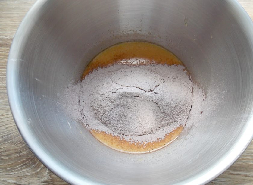 1. Этап. Капкейки Баунти: Просейте мучную массу в чашу с яичной массой.