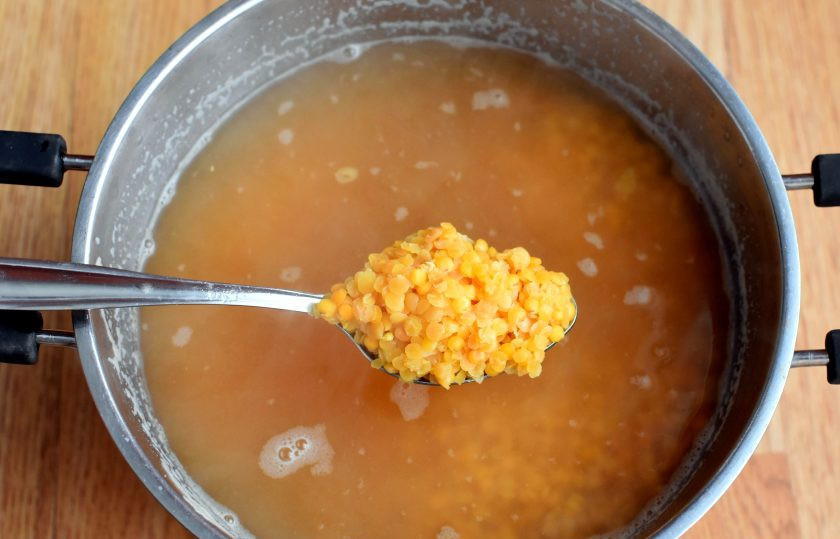 1. Этап. Суп из чечевицы «Масурдал»: Чечевицу залейте холодной водой, доведите до кипения, снимите пену. Варите при минимальном кипении около 20 минут до легкого разваривания.