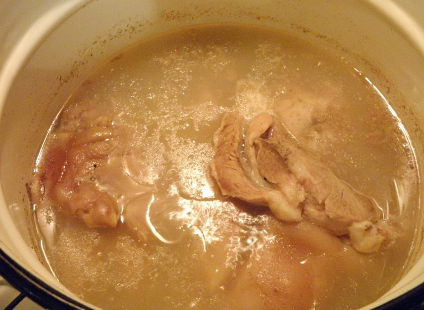 1. Этап. Студень из свиных ножек: Спустя 6 часов достаньте овощи и специи, выбросите их. Посолите студень по вкусу.