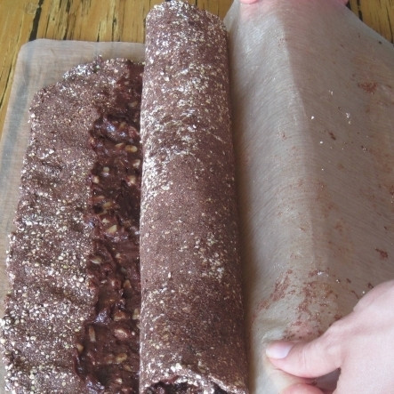 1. Этап. Шоколадный рулет с грецкими орехами: Сворачиваем рулет. Бумагу, на которой он лежал, выбрасываем.