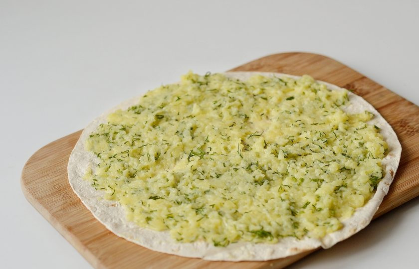 1. Этап. Постные начинки для лаваша: Выложите начинку тонким, равномерным слоем на лаваш. Скрутите его в рулет.