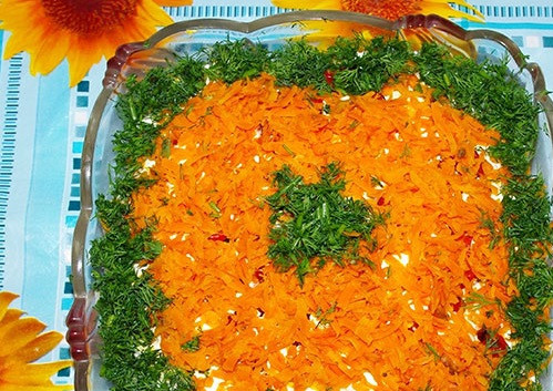 1. Этап. Салат с печенью Ермак: 7. Морковь можно подсолить по вкусу, добавить немного свежей зелени для украшения и оставить салат примерно на часик, чтобы он немного пропитался.