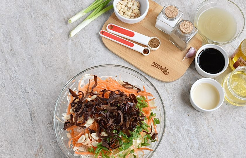 1. Этап. Китайский салат из капусты: Выложите нарезанные грибы.