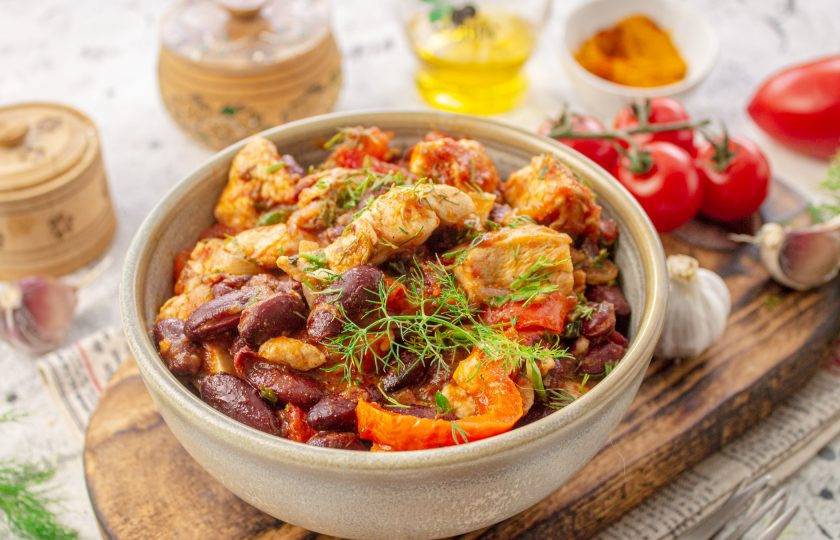 1. Этап. Лобио с курицей и красной фасолью: Готовое лобио подавайте горячим с лавашем или лепешками. Приятного аппетита!