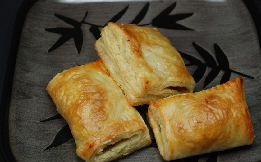 1. Этап. Слойки с куриной начинкой: 4. Выпекайте слойки при температуре 200 градусов в течение 15-20 минут.