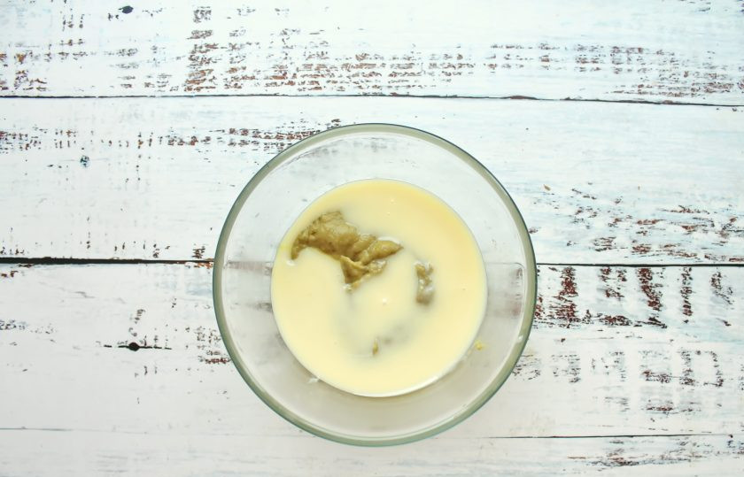 1. Этап. Сливочное мороженое с авокадо: В пюре из авокадо добавьте сгущенное молоко и взбейте.