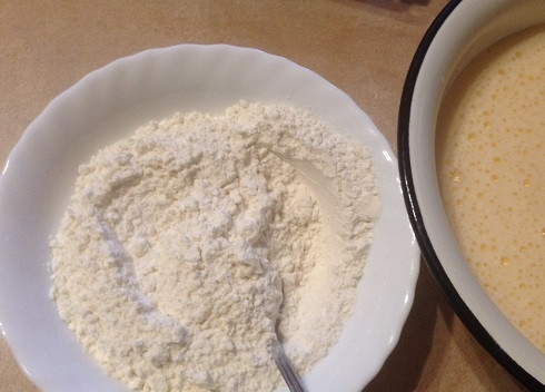 1. Этап. Рулет быстрый: Смешиваем муку с разрыхлителем.