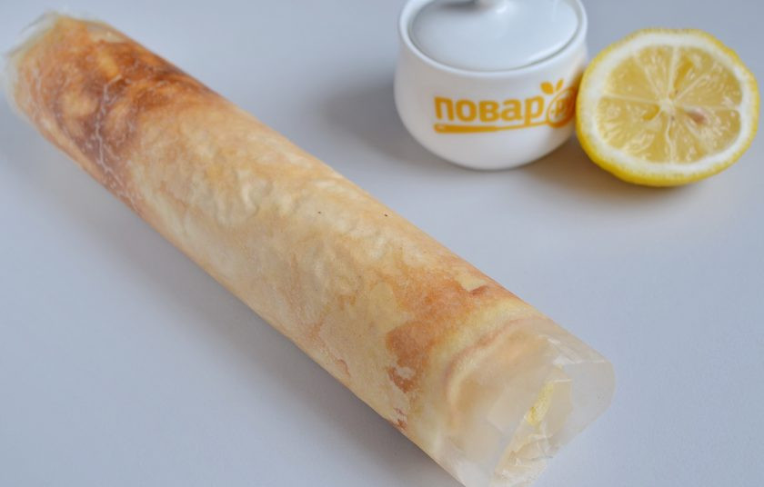 1. Этап. Бисквитный рулет Сладкий поцелуй: 9. И вместе с пергаментом сверните бисквитный корж в рулет. Оставьте до полного остывания.