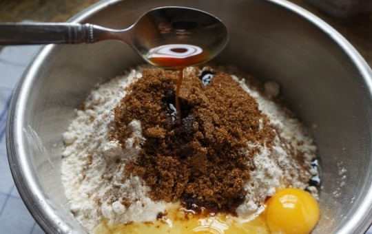 1. Этап. Вафли домашние в электровафельнице: 3. Всыпьте просеянную с солью муку. Вбейте в опару яйца, всыпьте оставшийся сахар, влейте ванильный экстракт.