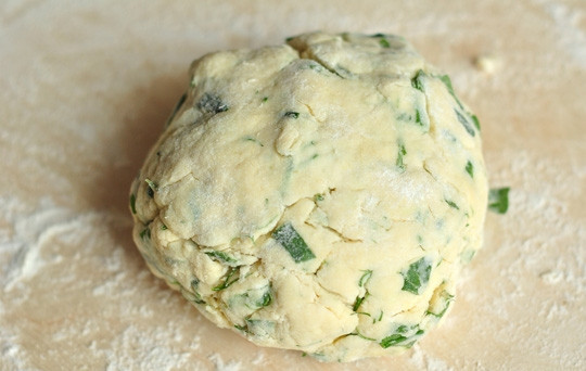 1. Этап. Говядина по-деревенски: Теперь формируем из теста колобок и на гладкой поверхности раскатываем в пластинку толщиной около 3 сантиметров (вымешивать тесто не надо).