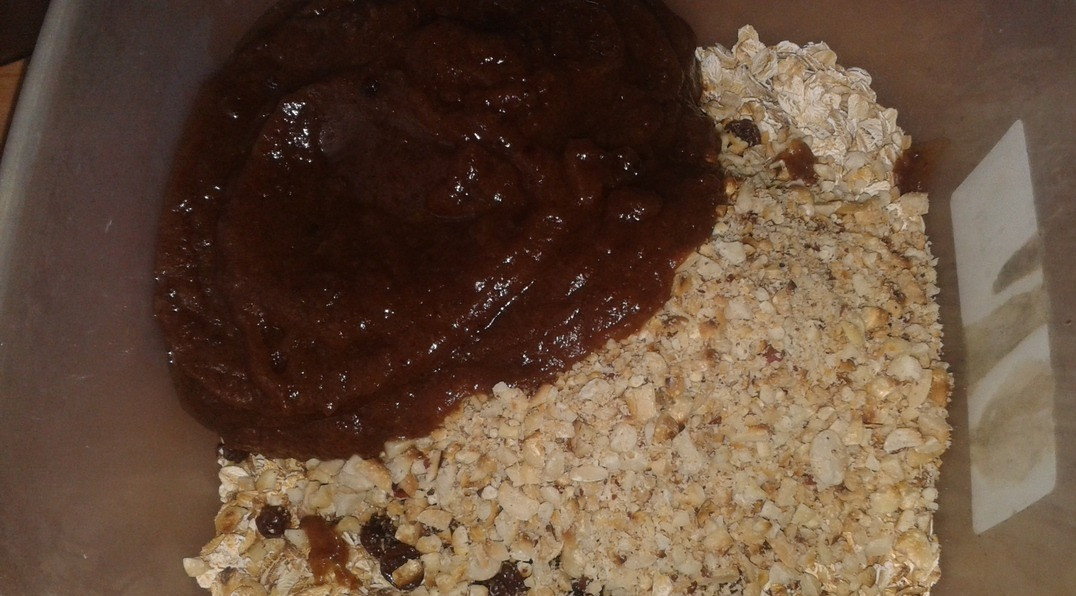 1. Stage. Muesli Bars: Add raisins (drain the water beforehand), nuts, chopped into small pieces and date mixture to the oat flakes.