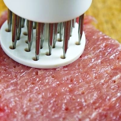 1. Этап. Свинина в панировке: Эврика - мясо покрывается дырочками, благодаря которым мясо маринуется гораздо быстрее и эффективнее. Такую процедуру проделываем с каждым кусочком свинины.