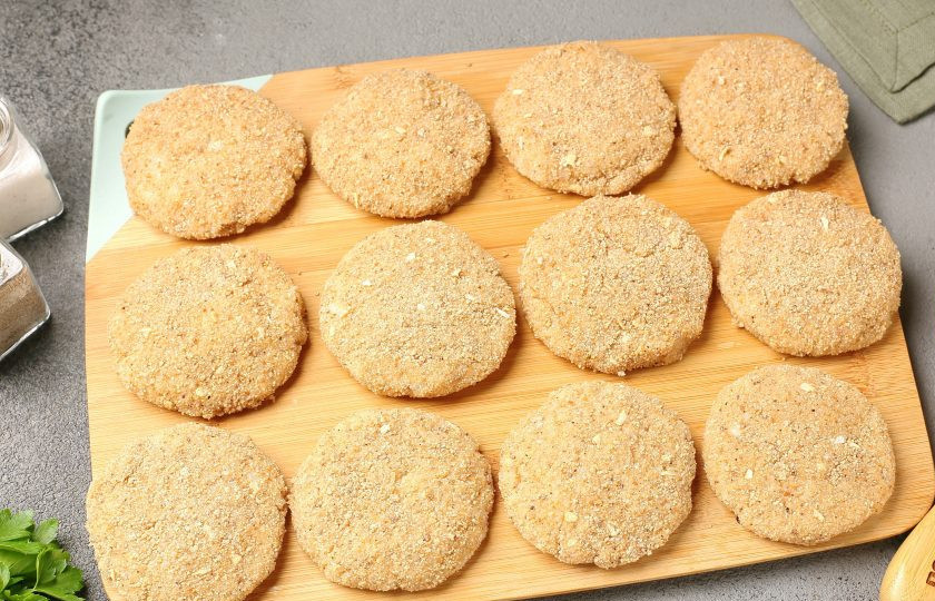 1. Этап. Котлеты рыбные впрок Экономичные: Сформируйте из фарша плоские котлетки и обваляйте их в панировочных сухарях или муке. Из указанного количества ингредиентов выходит примерно 12-16 штук, в зависимости от размера. Сформированные котлеты выложите на разделочную доску и отправьте в морозилку, после чего переложите в пакет для хранения.