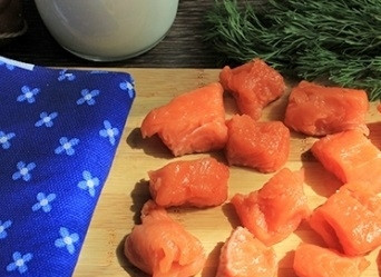 1. Этап. Уха из форели по-фински: 5. Филе форели вымойте и нарежьте. Измельчите немного зелени (в данном случае укроп).