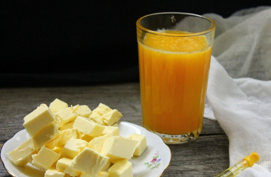 1. Этап. Кекс домашний простой: 2. Выжмите сок апельсина, растопите сливочное масло. Добавьте к яйцам, перемешайте. Для аромата капните ванильный экстракт.