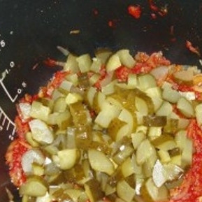 1. Этап. Солянка в мультиварке: Добавьте порезанные огурцы к луку с морковью.